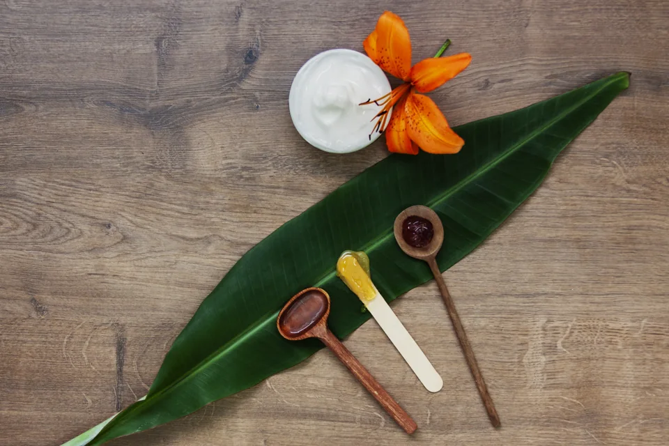 Texturas naturais, flores e detalhes de um ritual de cuidado